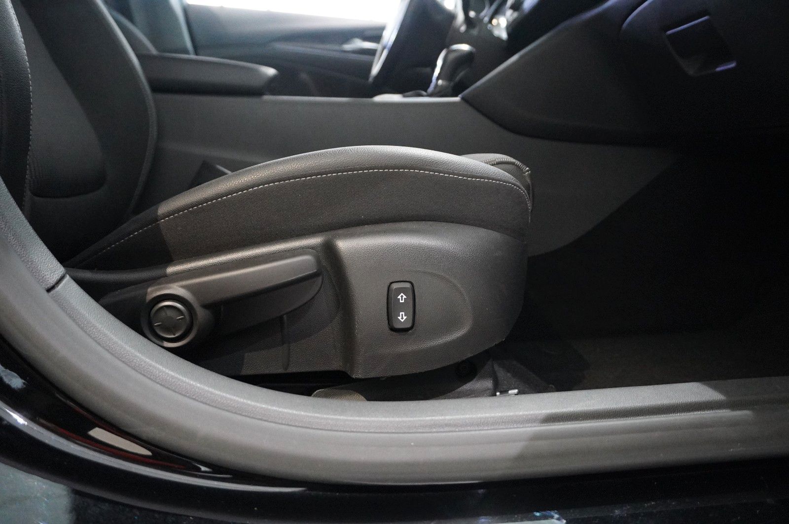 Fahrzeugabbildung Opel Insignia B ST 2.0D ELEGANCE NAVI/HUD/KAMERA/AHK