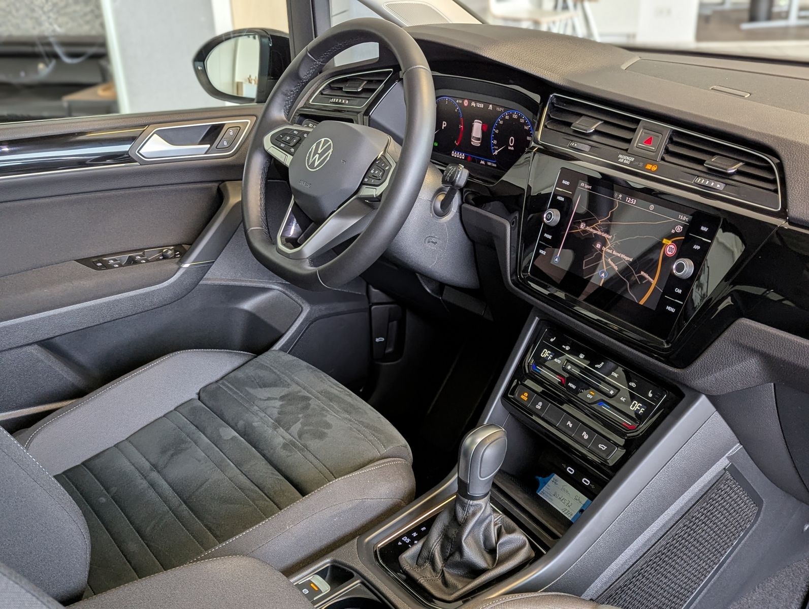 VW Touran 2.0 DSG R-Line High. Pano 7-Si IQ.Dri AHK - Image 11