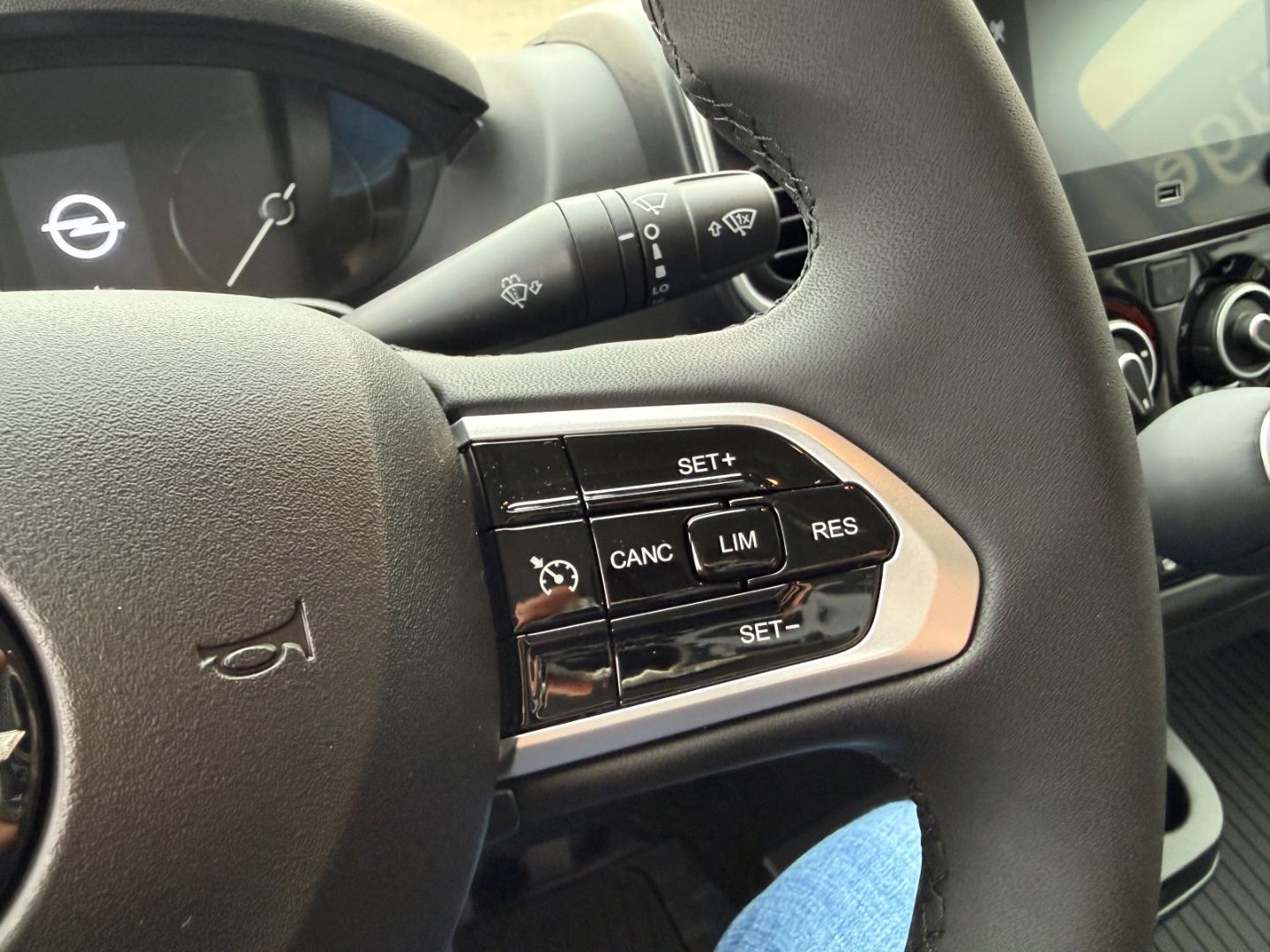 Fahrzeugabbildung Opel Movano 2.2 Blue HDI 140 L3H2 mit Allwetter