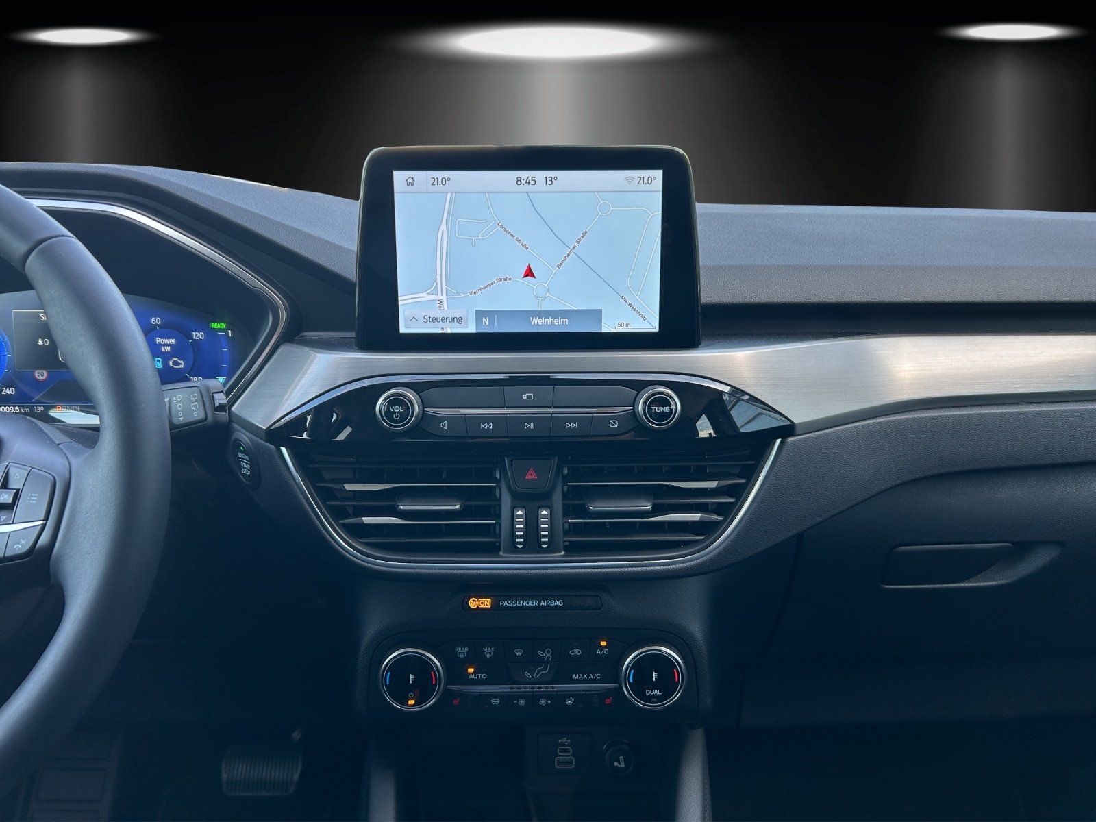 Fahrzeugabbildung Ford Kuga Titanium X PHEV HUD Navi digitales Cockpit