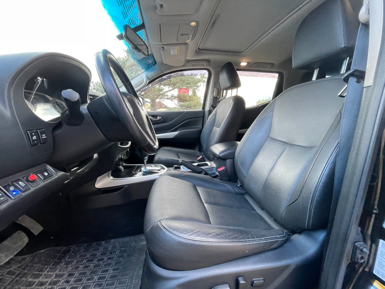 Fahrzeugabbildung Nissan Navara NP300 Tekna Double Cab 4x4
