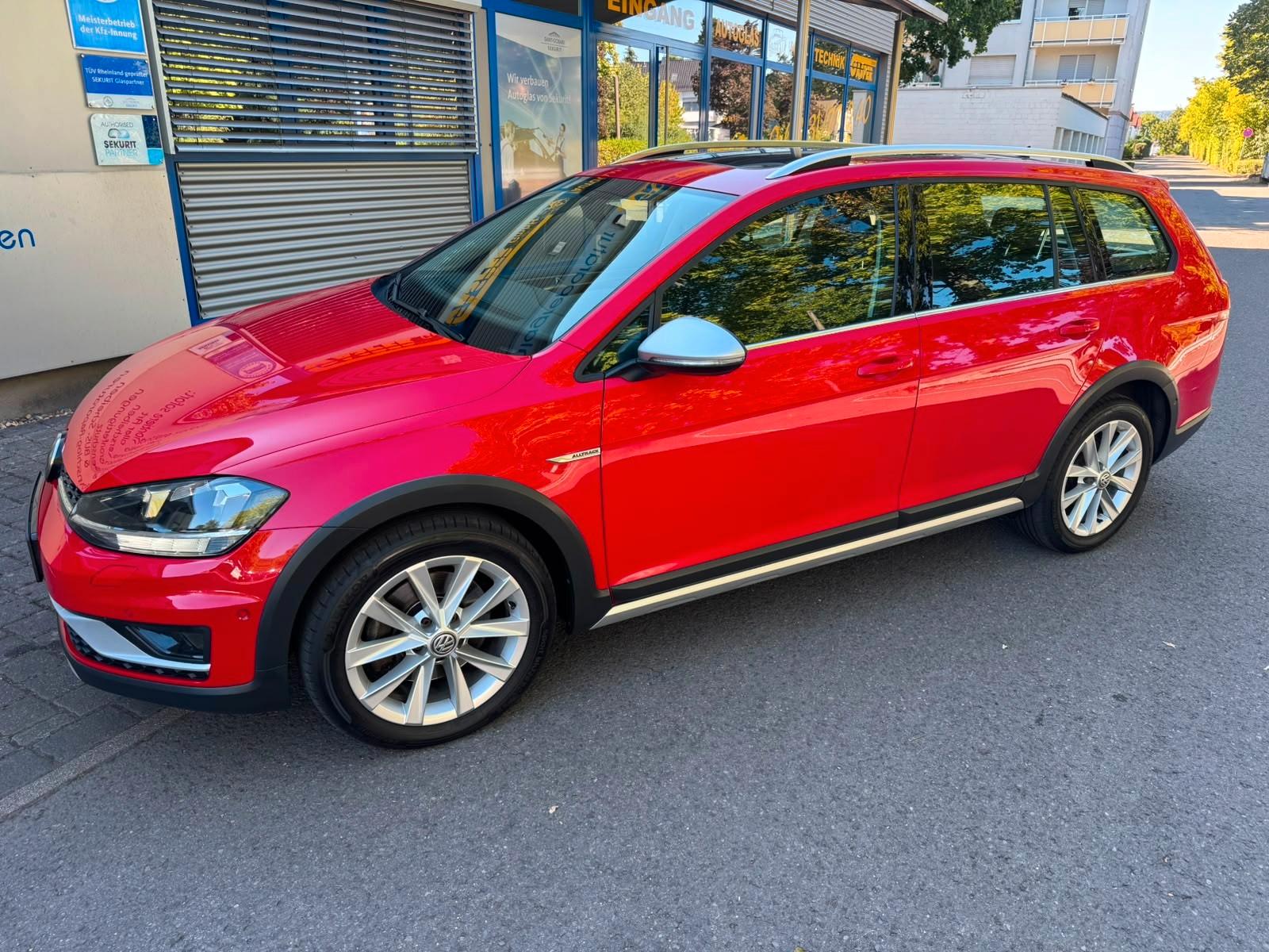 Volkswagen Golf VII Var. Alltrack DSG DCC PANO AHK NAVI ACC