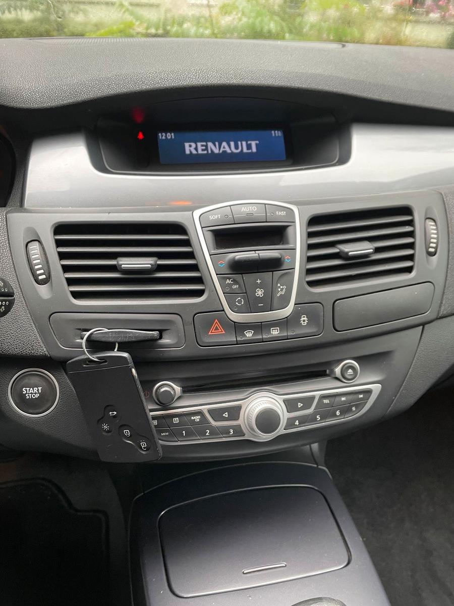 Renault Laguna 2010 — interior