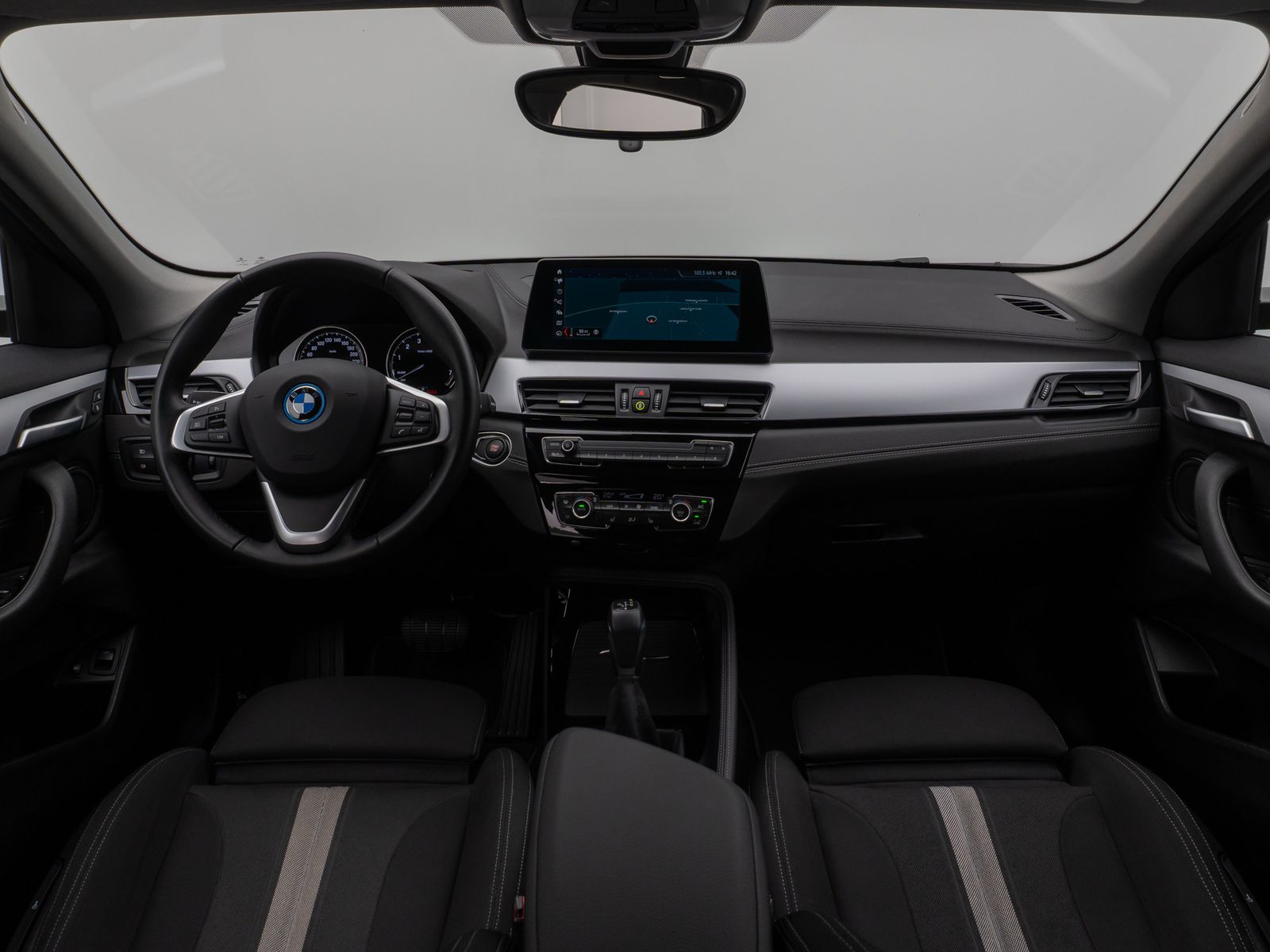 Fahrzeugabbildung BMW X2 xD25e Kamera HUD DAB Navi+ Alarm Sport LED