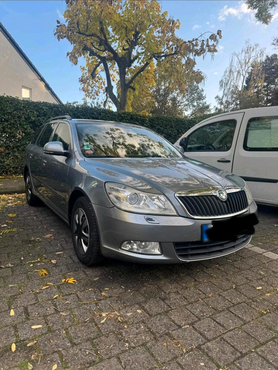 Skoda Octavia 2013 — rear view