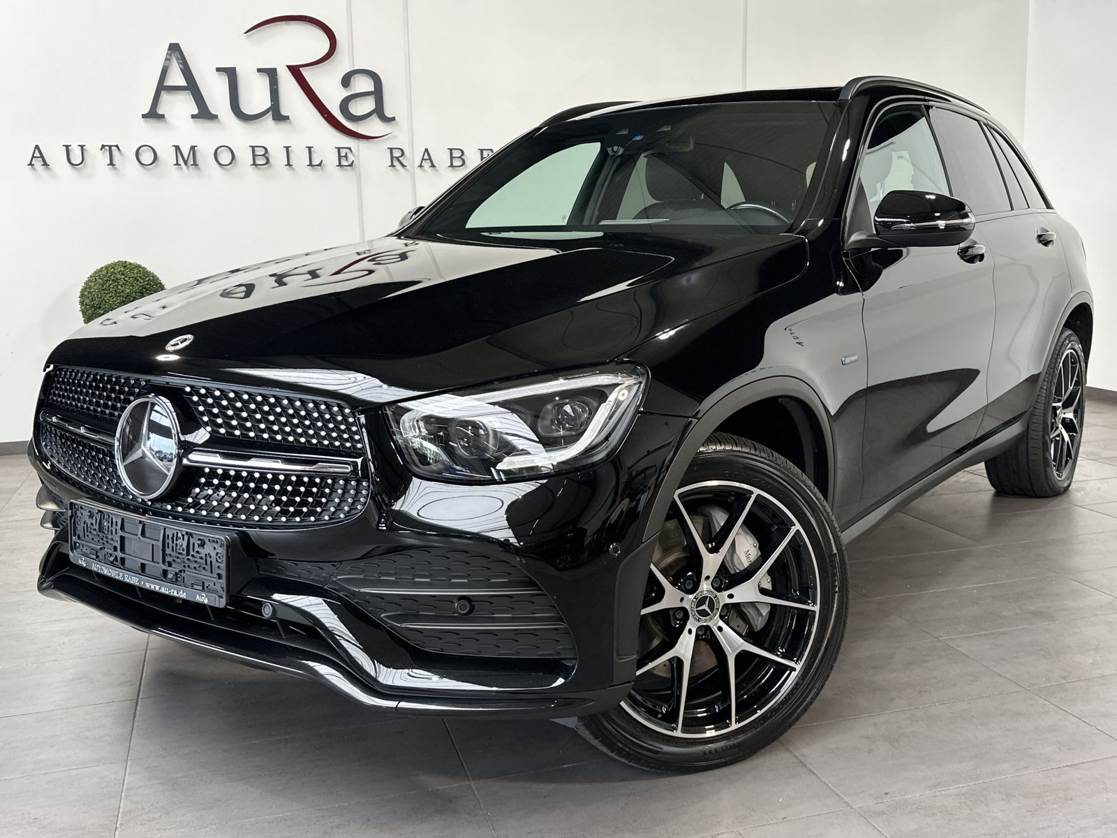 Fahrzeugabbildung Mercedes-Benz GLC 300e 4M AMG-Line NAV+LED+PANO+CARPLAY+20ZOLL