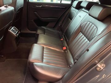 Skoda Superb Combi L&K *PANO*ACC*AHK*LEDER*NAVI*BI-XEN