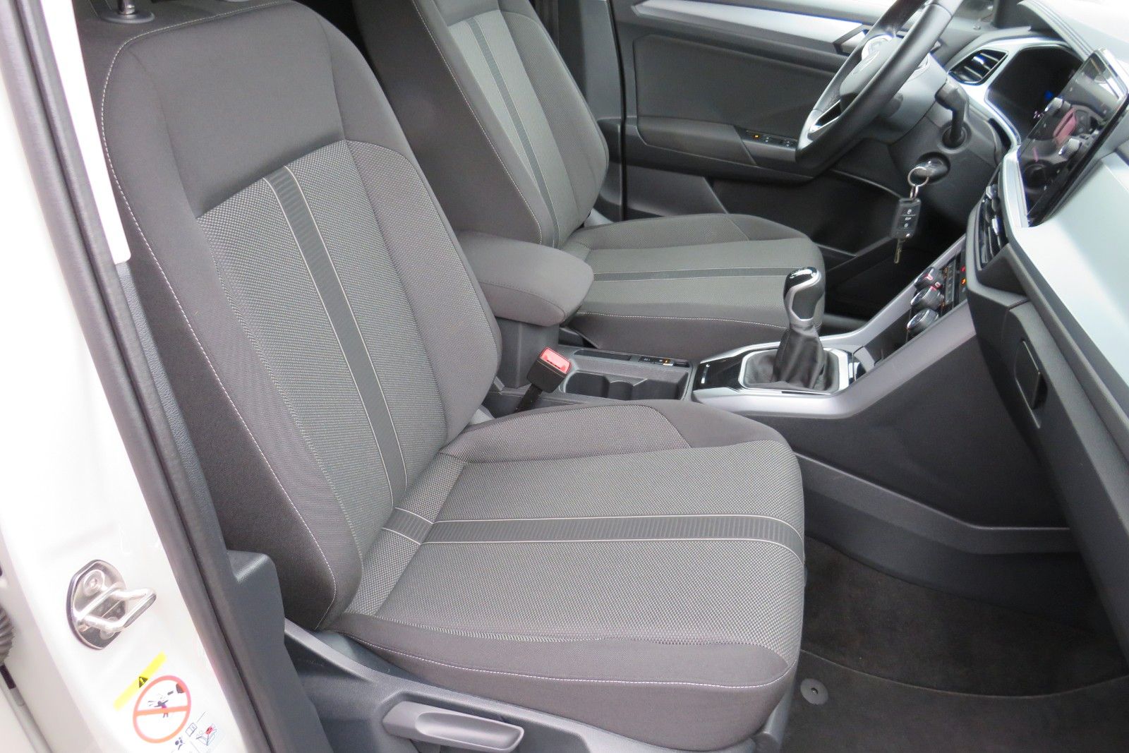 Fahrzeugabbildung Volkswagen T-Roc Life AHK ACC SITZH GJ NAVI APP 1.HD