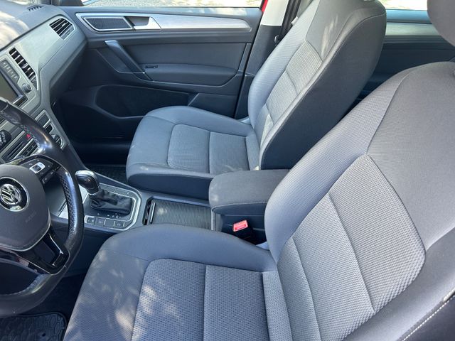 Fahrzeugabbildung Volkswagen Golf Sportsvan Diesel Automatik+AHK+Navi+BT+SHZ+