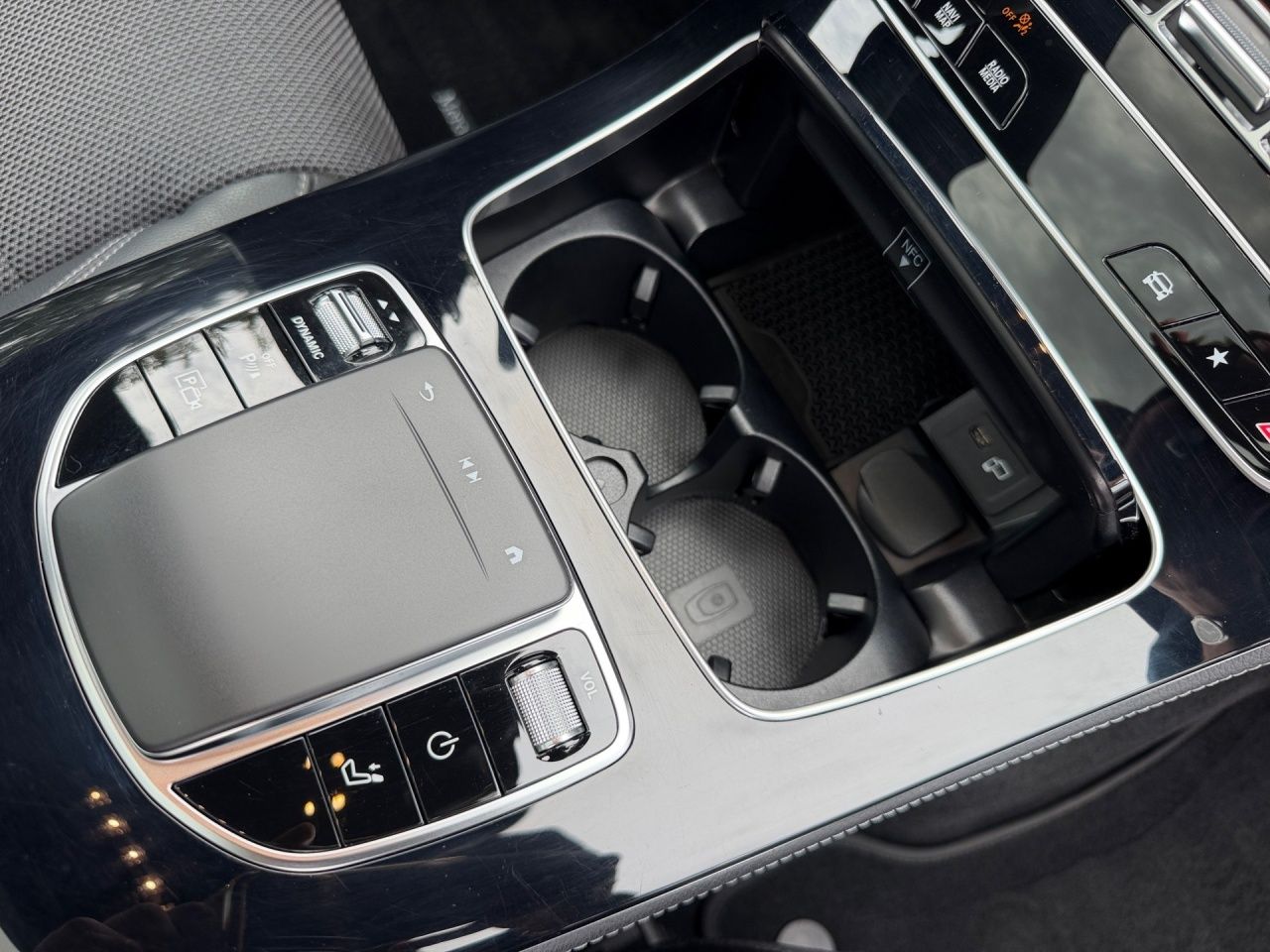 Fahrzeugabbildung Mercedes-Benz E 300 de 4M T NIGHT+AHK+PANO+360°+EASYPACK+