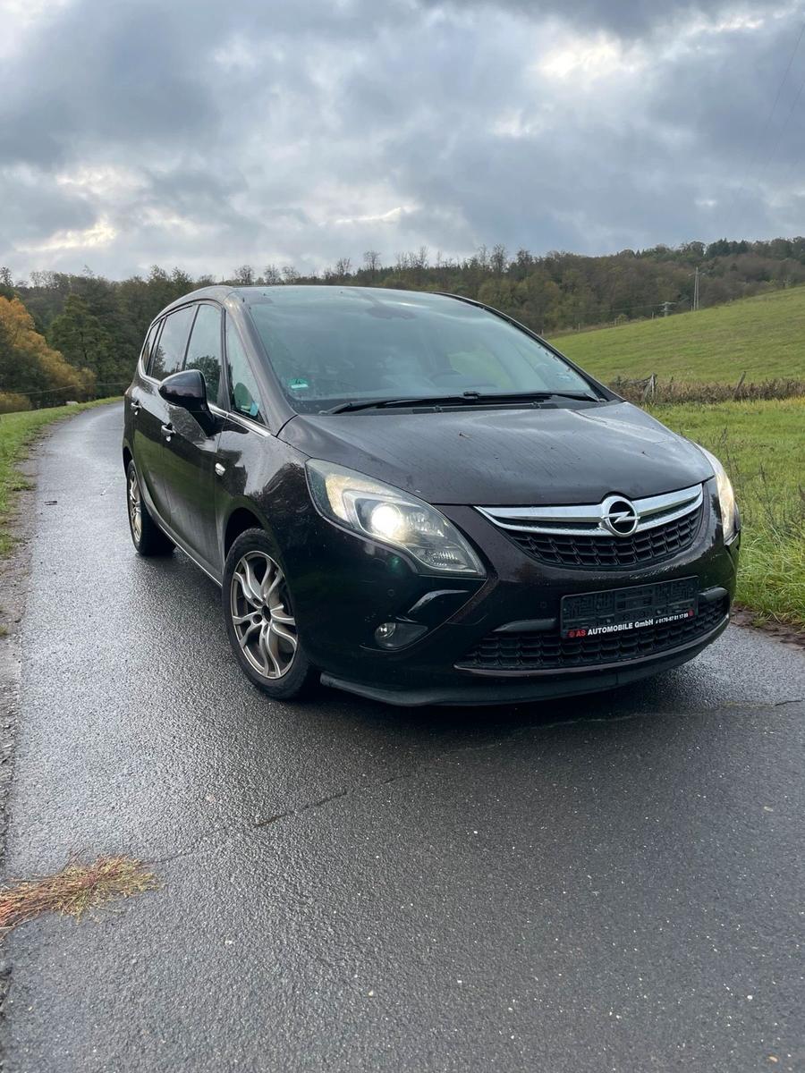 Opel Zafira 2013 — вигляд ззаду