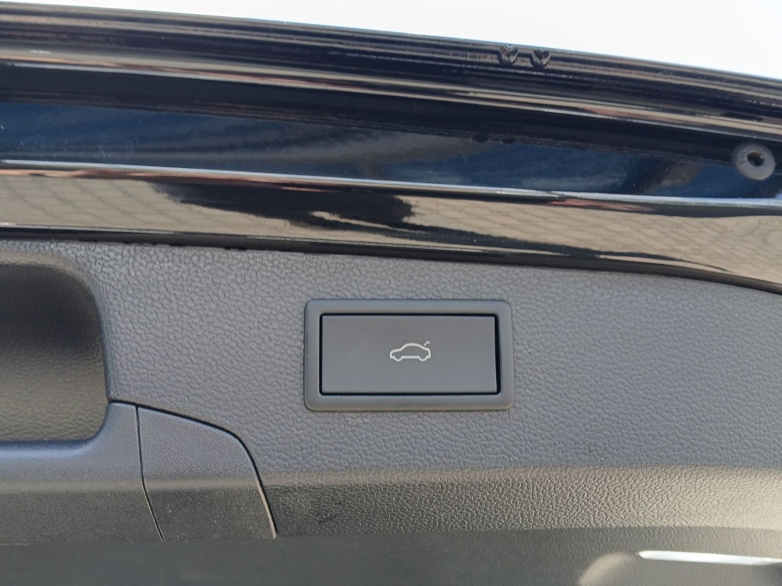 Fahrzeugabbildung Volkswagen Passat TDI R-Line Black Style Matrix AHK Navi AI