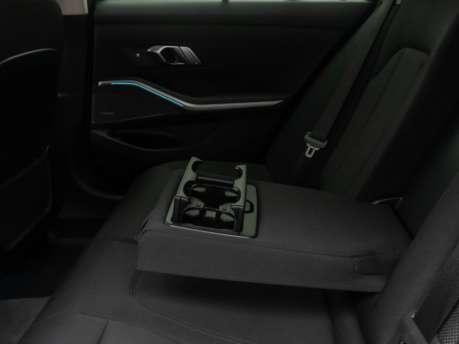 Fahrzeugabbildung BMW 330e xD H/K DAB Kamera AHK Komfort HUD Sport