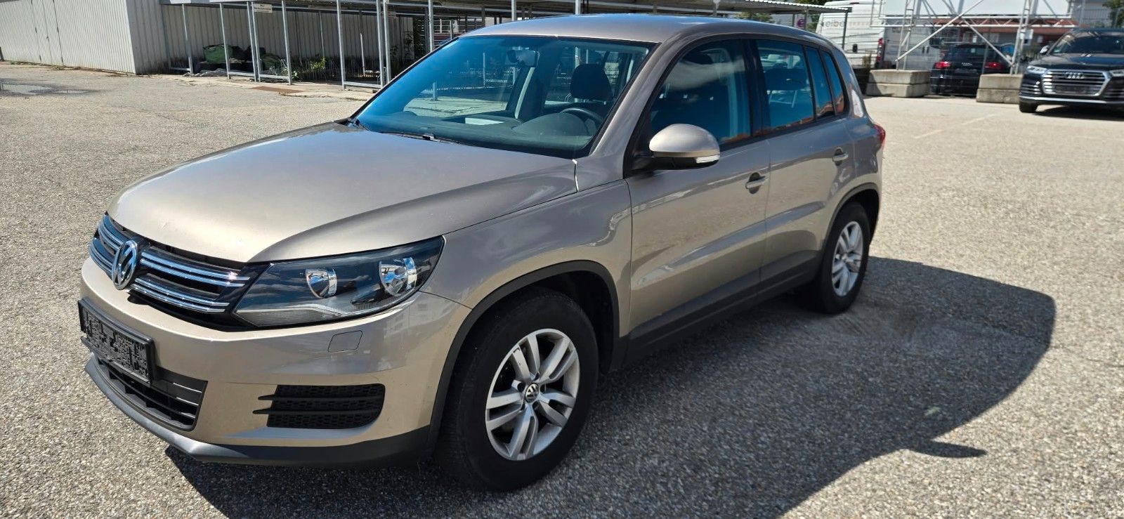 Volkswagen Tiguan - 1