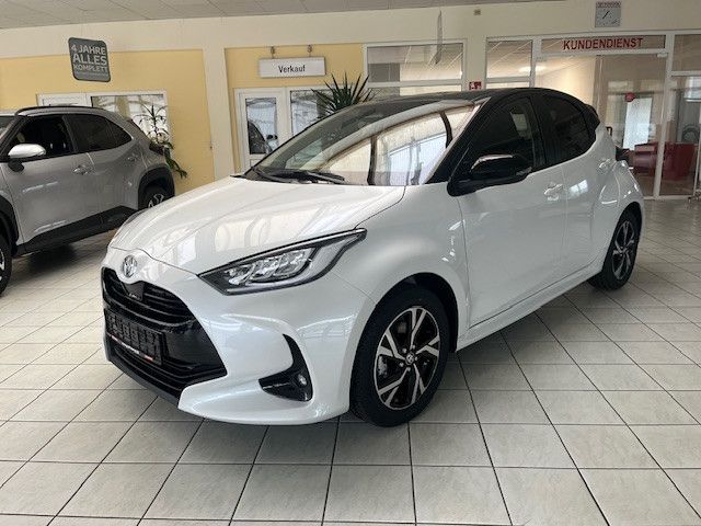 Toyota Yaris Hybrid Black & White Edition