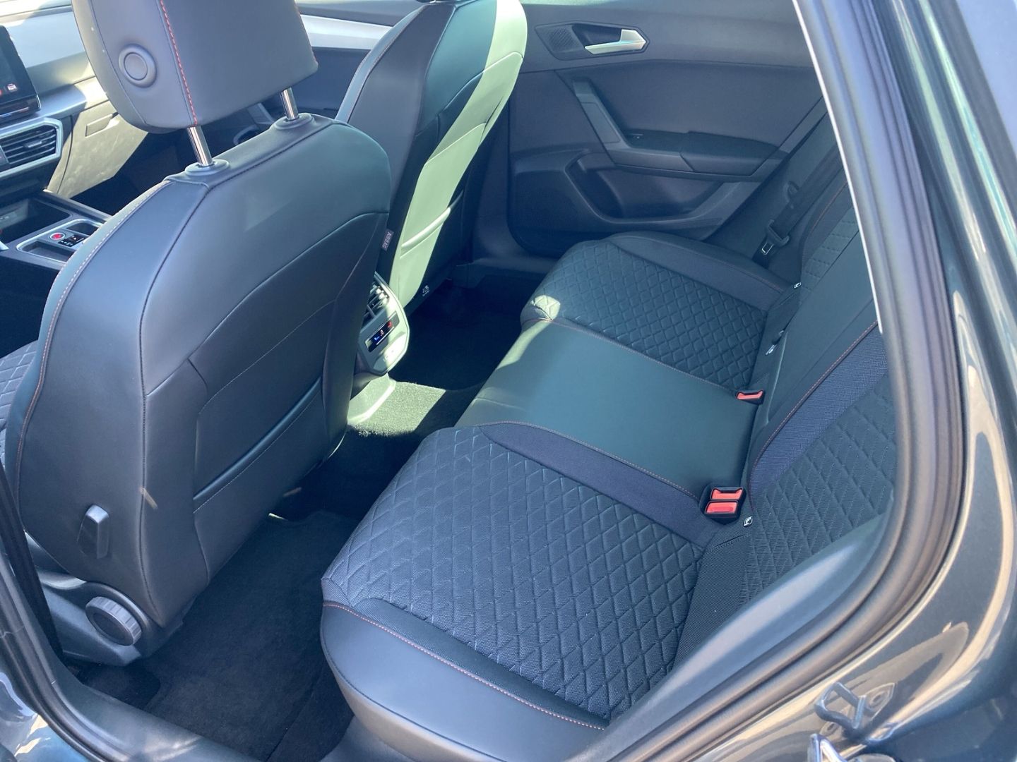 Fahrzeugabbildung SEAT Leon Sportstourer FR 2.0 TDI EU6d Navi Digitales