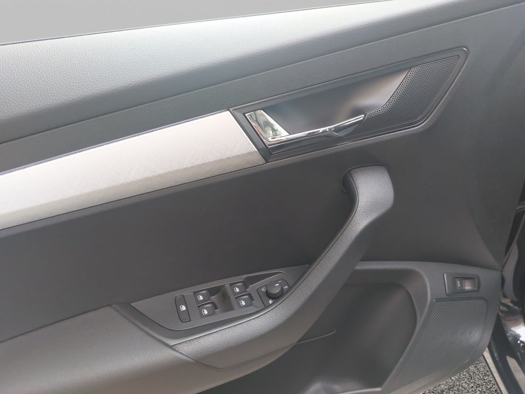 Fahrzeugabbildung SKODA Karoq 1.5 TSI DSG Selection AHZV,LED,Navi,SH