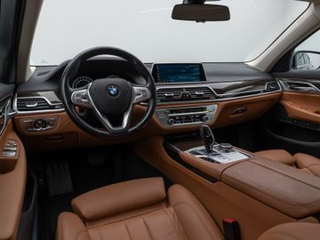 Fahrzeugabbildung BMW 730d xDr LED ACC HUD HI-FI DAB Kamera 360°
