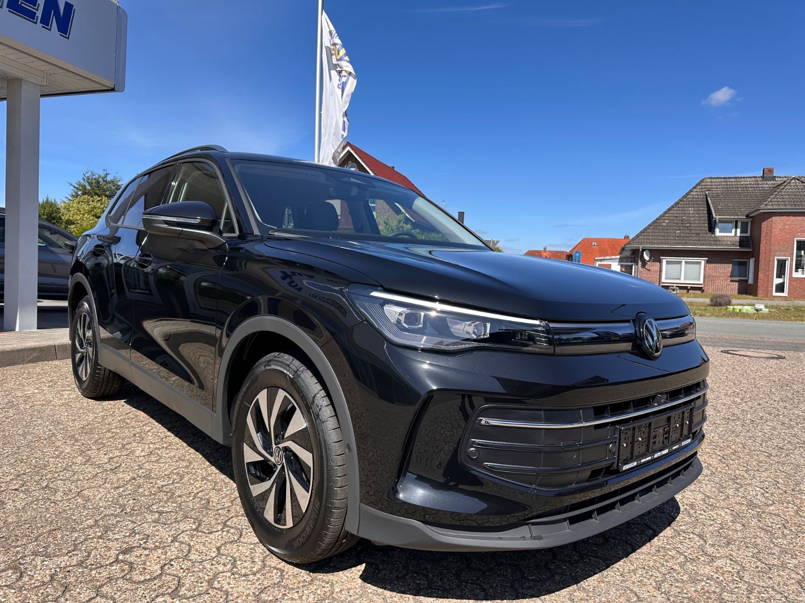 Fahrzeugabbildung Volkswagen Tiguan 1.5 eTSI Life DSG AHK/ACC/APP/LED+/360°
