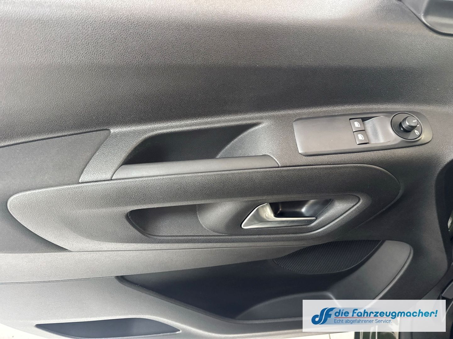 Fahrzeugabbildung Citroën Berlingo Plus Elektro Kombi M LED CarPlay Androi