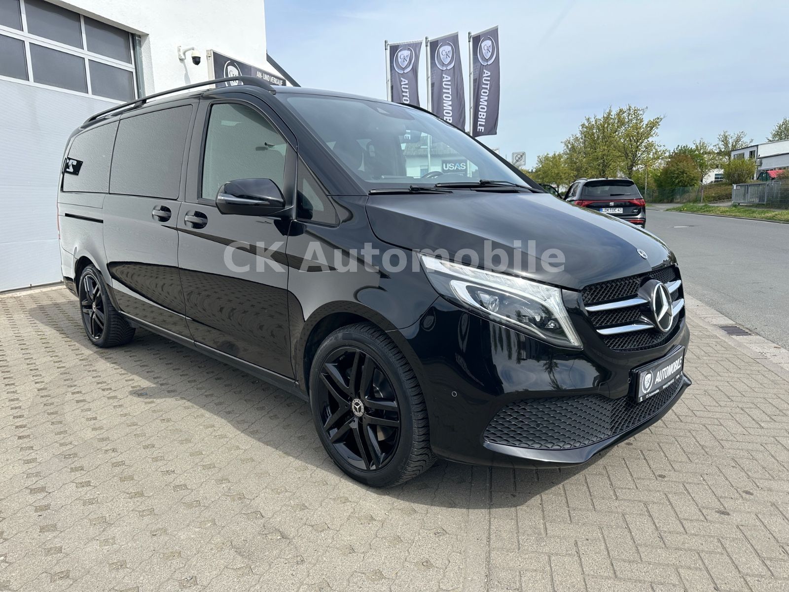 Fahrzeugabbildung Mercedes-Benz V300d EDITION 4Matic AMG-Line/7 Sitze/Pano/LED