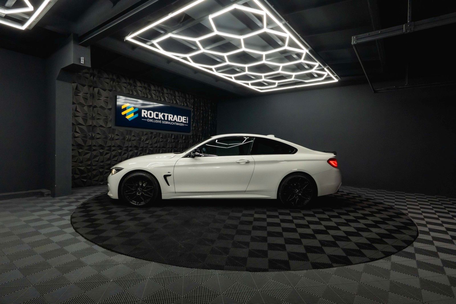 Fahrzeugabbildung BMW 420i M Sport Coupe Shadow Line Performance LCI