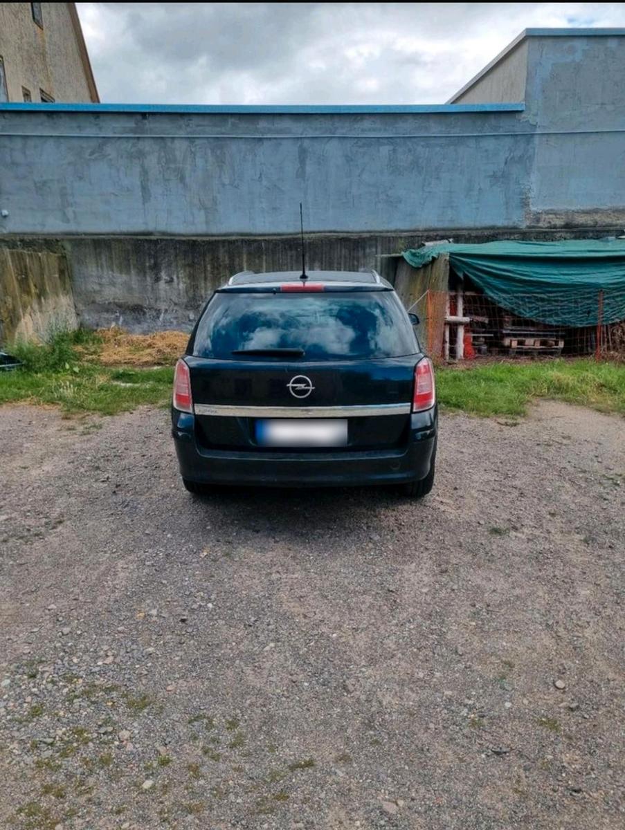 Opel Astra 2008 — rear view