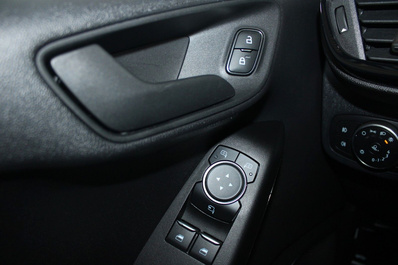 Fahrzeugabbildung Ford Fiesta 1,5 TDCi Cool & Connect 5-trg NAVI LED