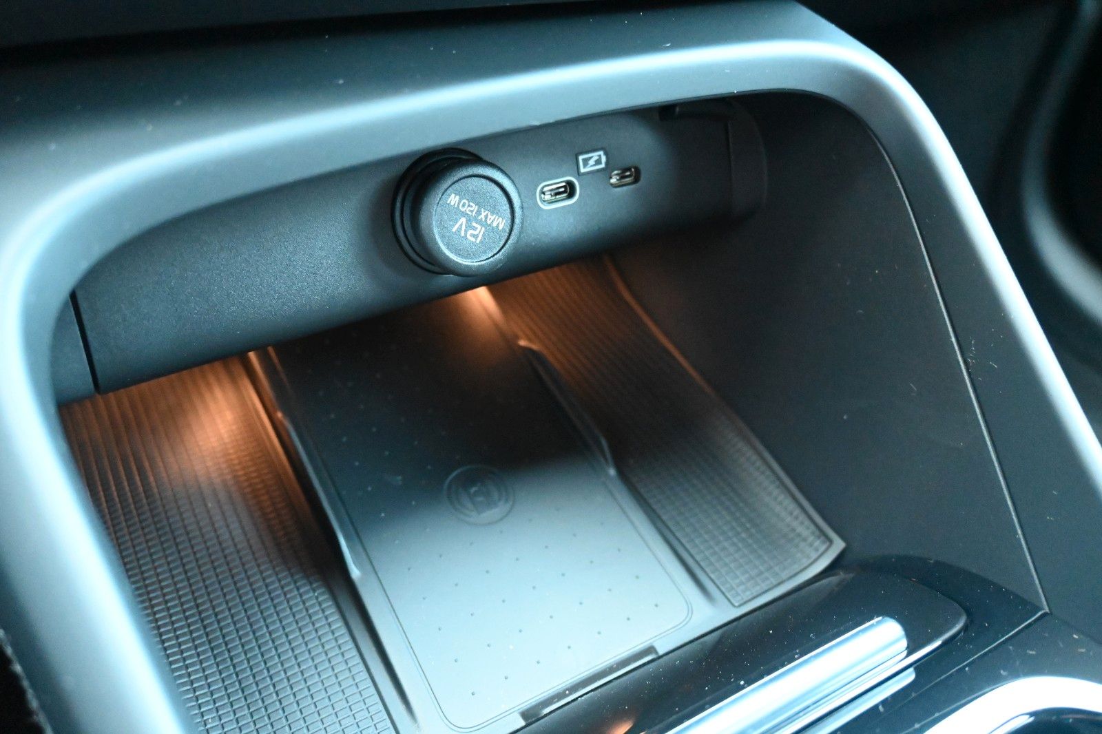 Fahrzeugabbildung Volvo XC40 B4 DKG Plus Dark*FSHZG*360°*ACC*AHK