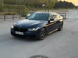 BMW M550i xDrive|Laserlicht|Driv.As.Prof| 360°|SoftC - gebrauchte BMW M550 aus dem Jahr 2021