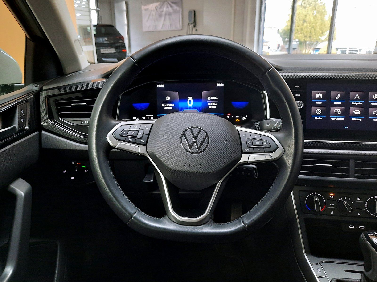 Fahrzeugabbildung Volkswagen Polo TSI DSG Life *LED*Einparkh*Sitzhzg*AppCon.*