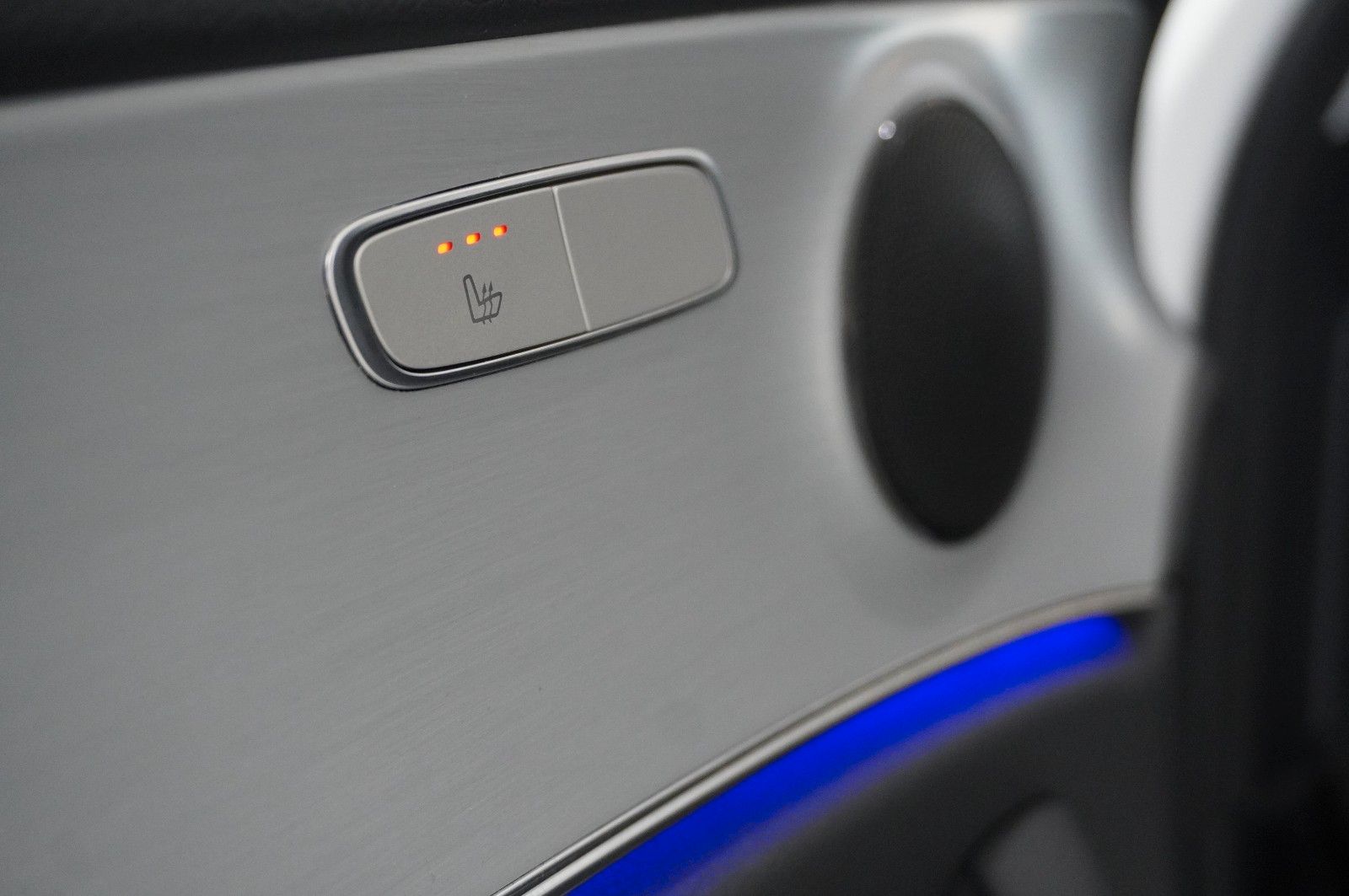 Fahrzeugabbildung Mercedes-Benz E 300E LIM. AVANTGARDE NAVI/LED/KAMERA/PANO./AHK