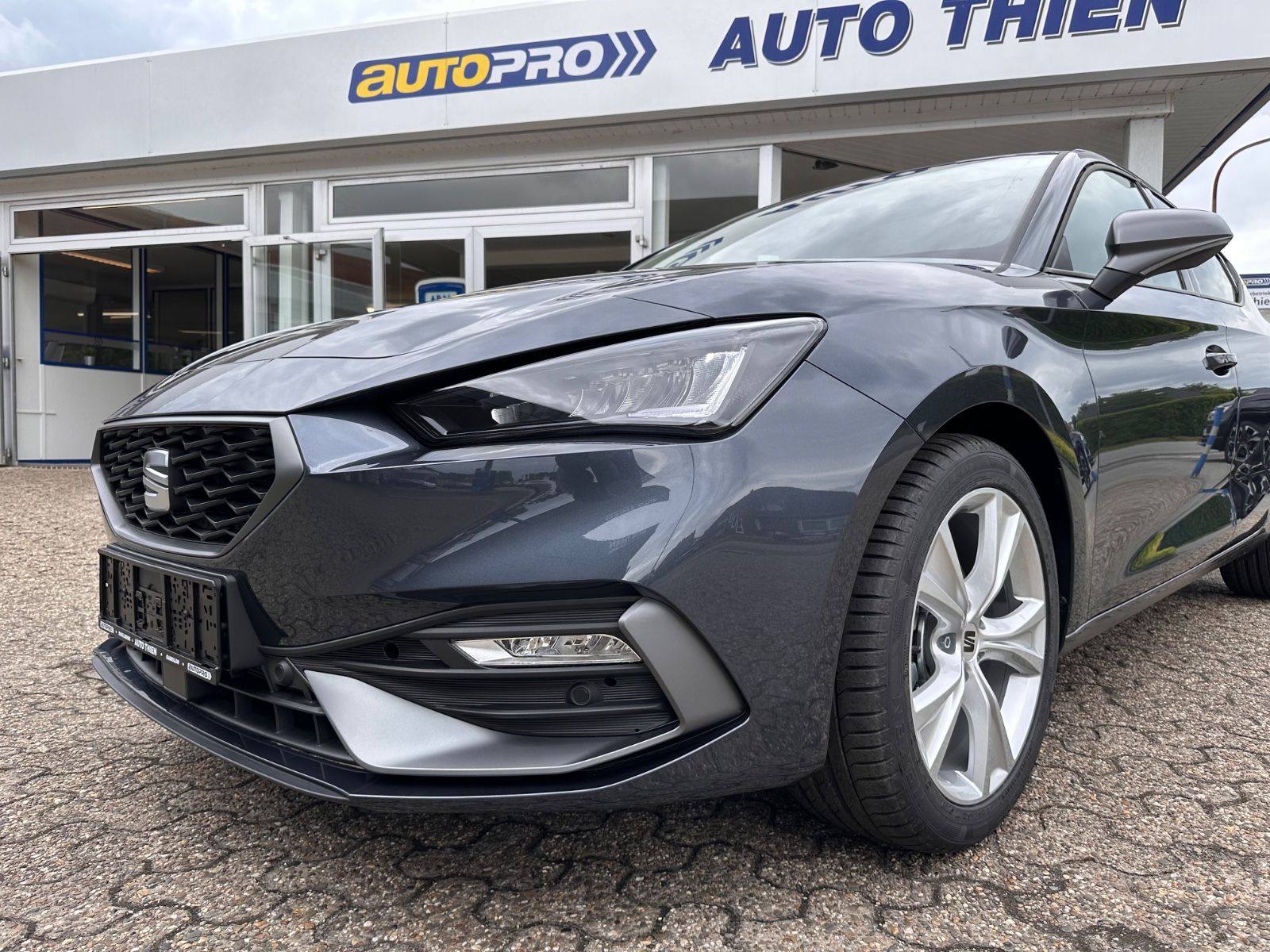 Fahrzeugabbildung SEAT Leon FR 1.5 eTSI LED/PDC/SHZG/RFK/APP