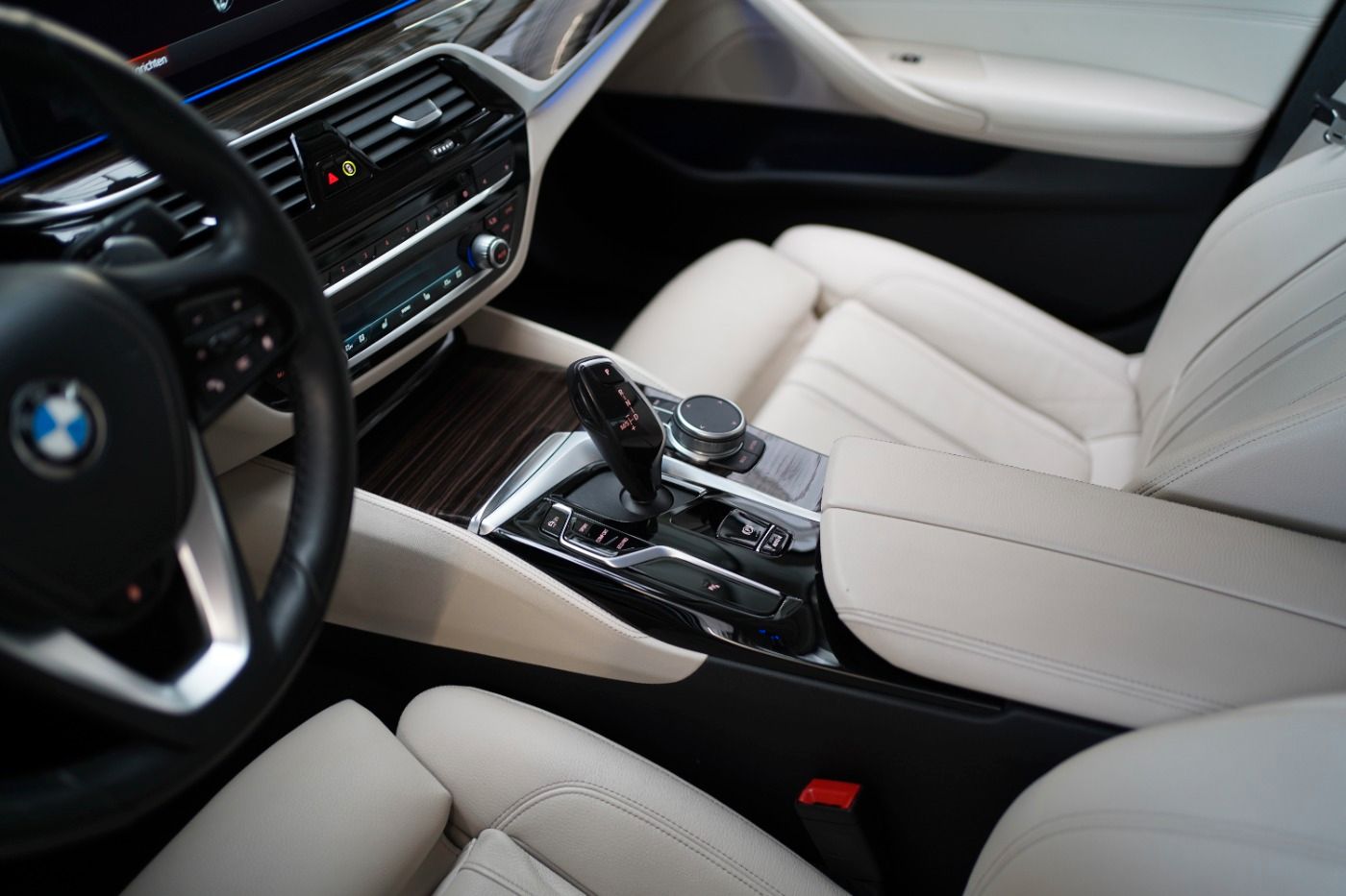 Fahrzeugabbildung BMW 530i xDrive Luxury Line +Komfortsitze+Laserlicht
