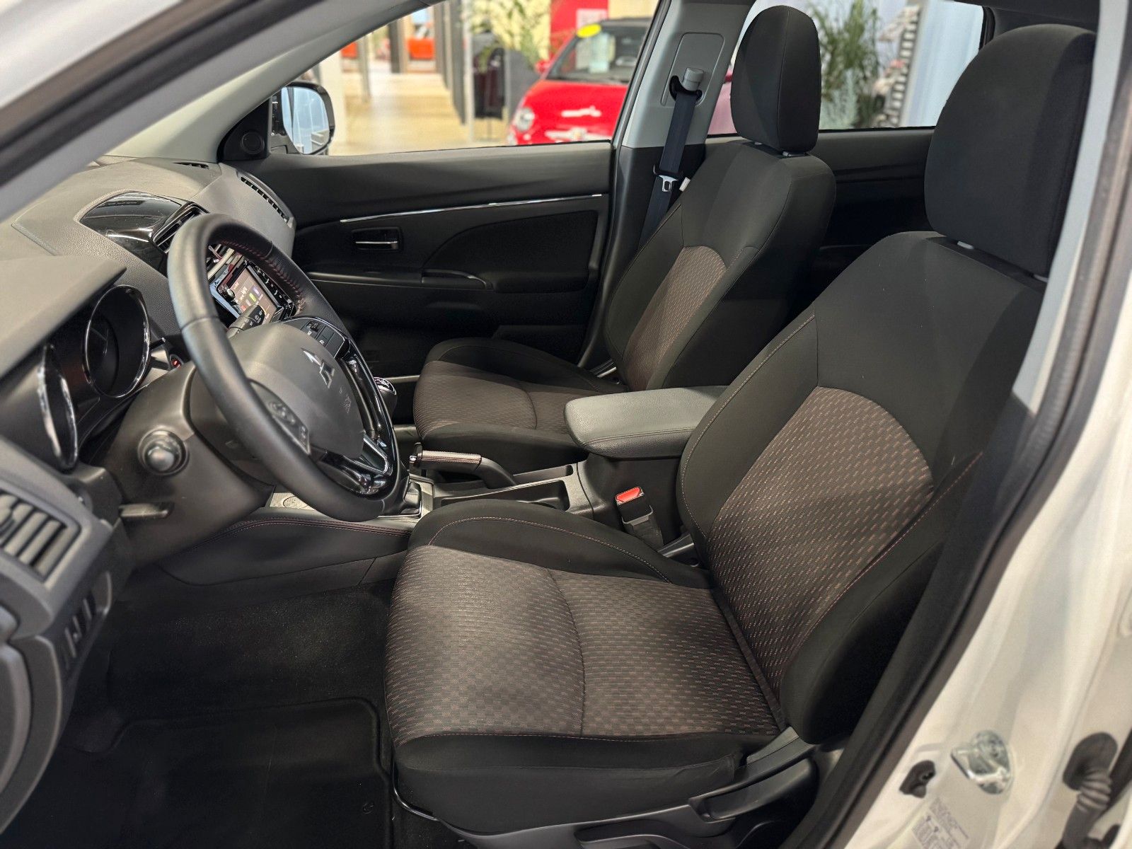 Fahrzeugabbildung Mitsubishi ASX 1.6 Edition+ Black-Paket 2WD "AHK Sitzheizg"