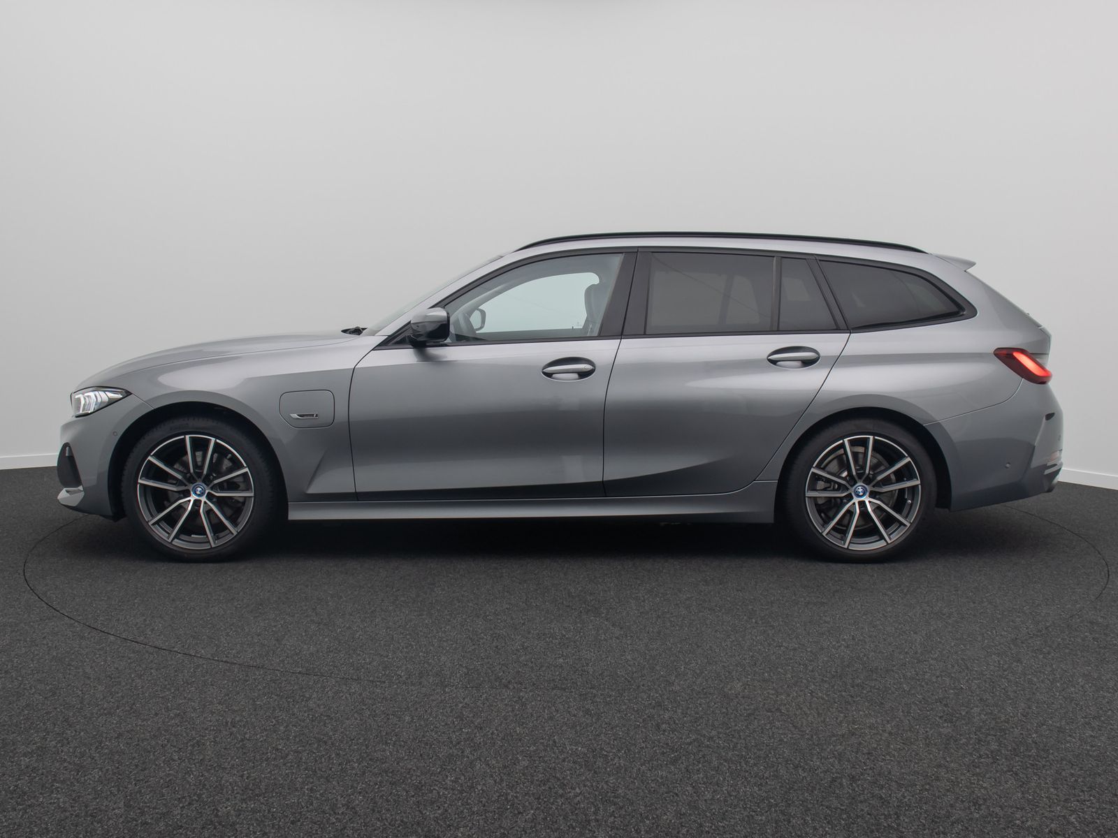 Fahrzeugabbildung BMW 320e Kamera DAB Leder Panorama Sport HUD 18Zoll