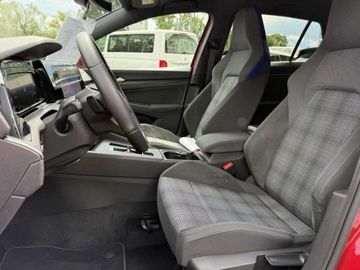 Fotografie des VW Golf VIII 1,4l eHybrid GTE, Systemleistung 180kW