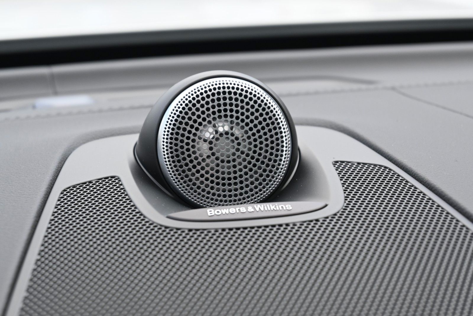 Fahrzeugabbildung Volvo XC60 B5 AWD Ultra Dark*LUFT*360°*ACC*B&W*AHK