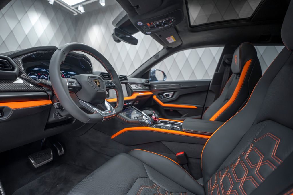 Urus 4.0 V8 SE GREY/ORANGE PANO B&O CARBON - Bild 14