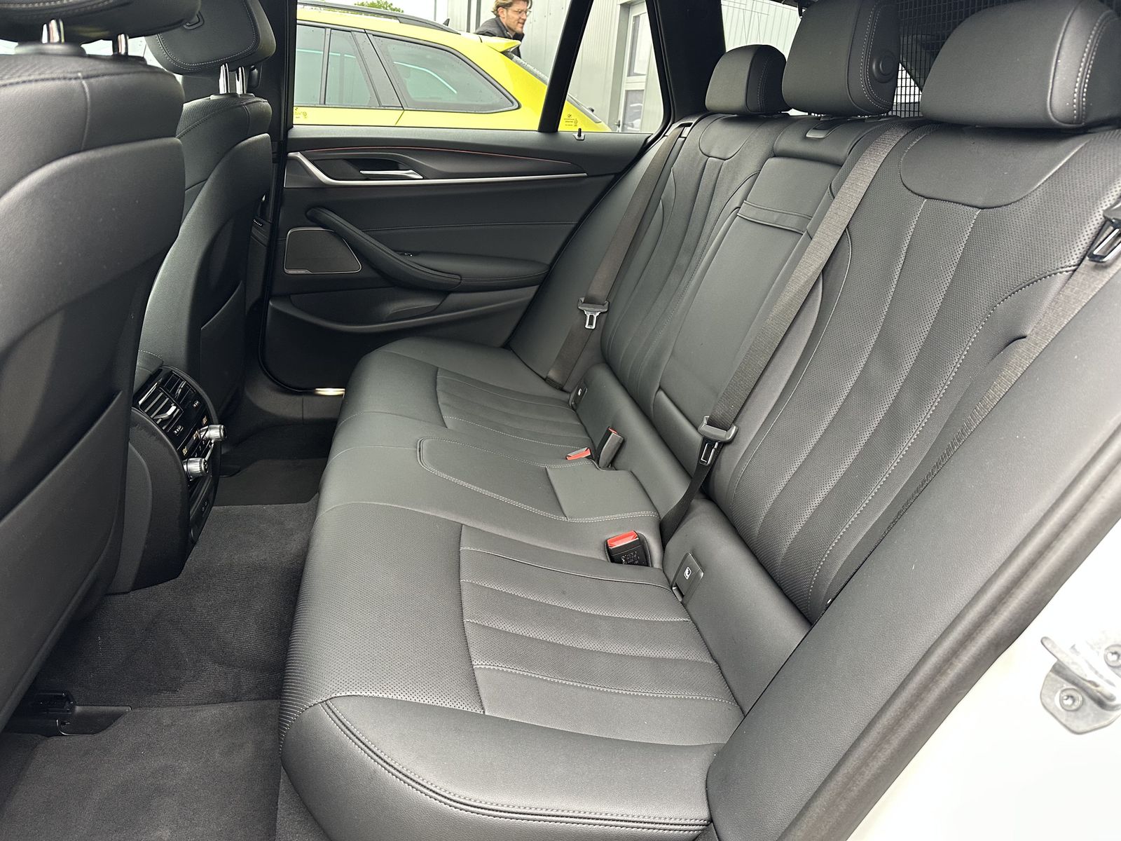 Fahrzeugabbildung BMW 520d Touring M-Sport NAV+LED+ACC+AHK+KAM+H&K+VC