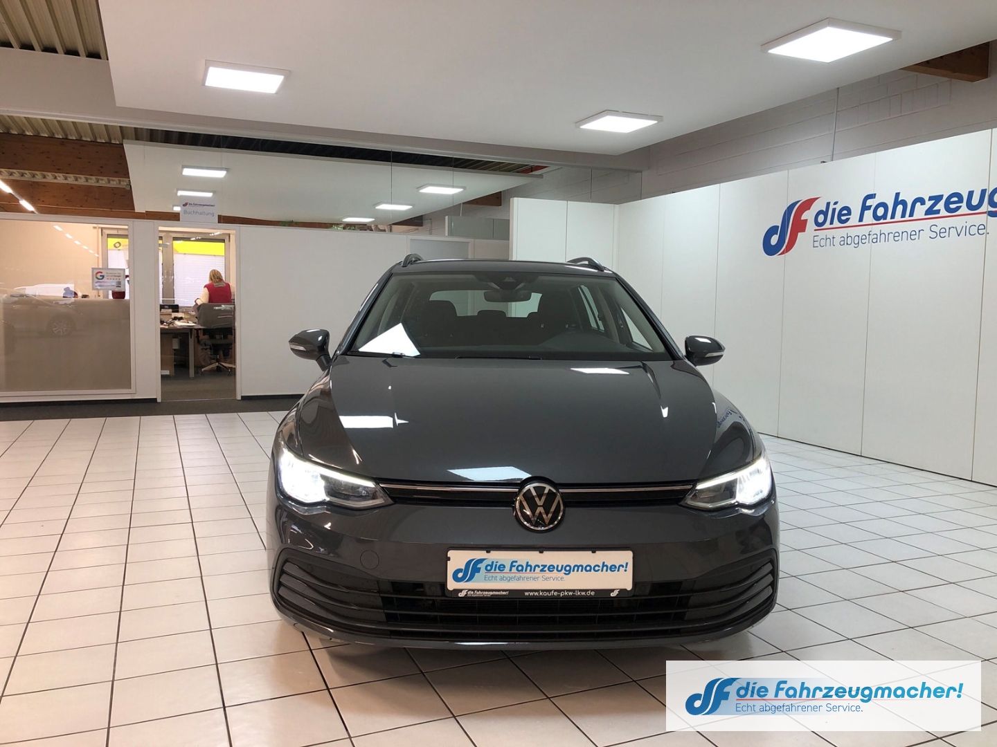 Fahrzeugabbildung Volkswagen Golf VIII Variant Life 1.0 TSI EU6d Navi digital