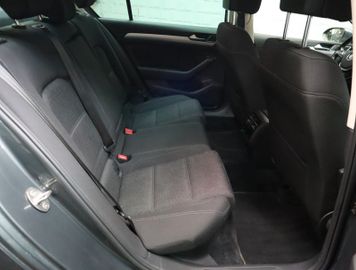 Volkswagen Passat - 12