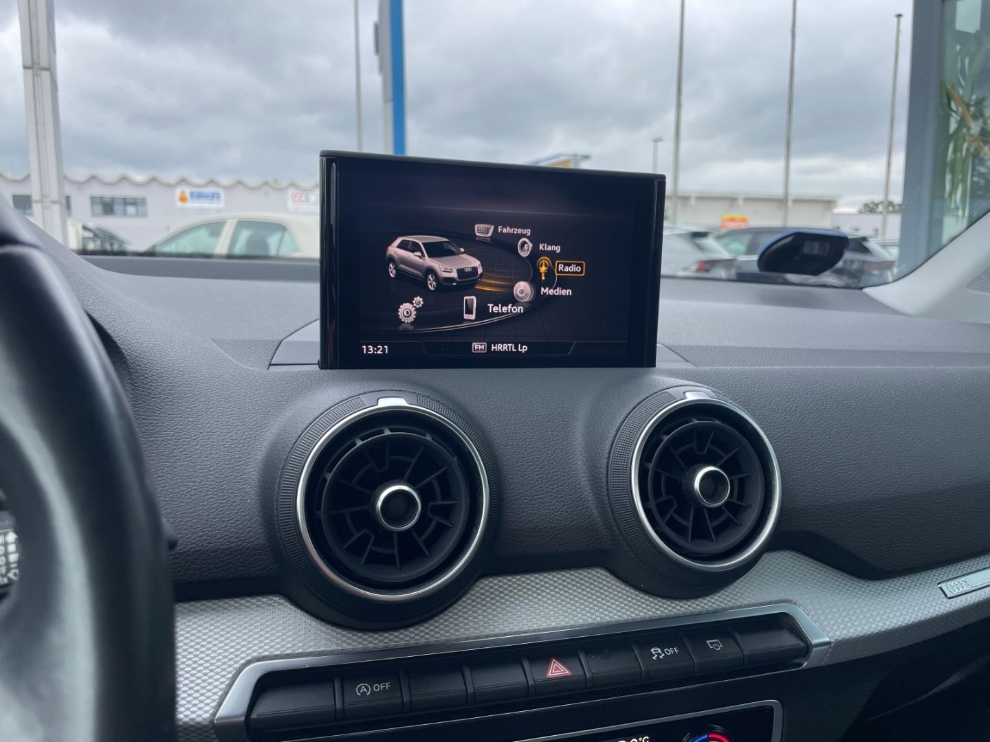Fahrzeugabbildung Audi Q2 basis ultra Klima Müdigkeitswarner SHZ PDC