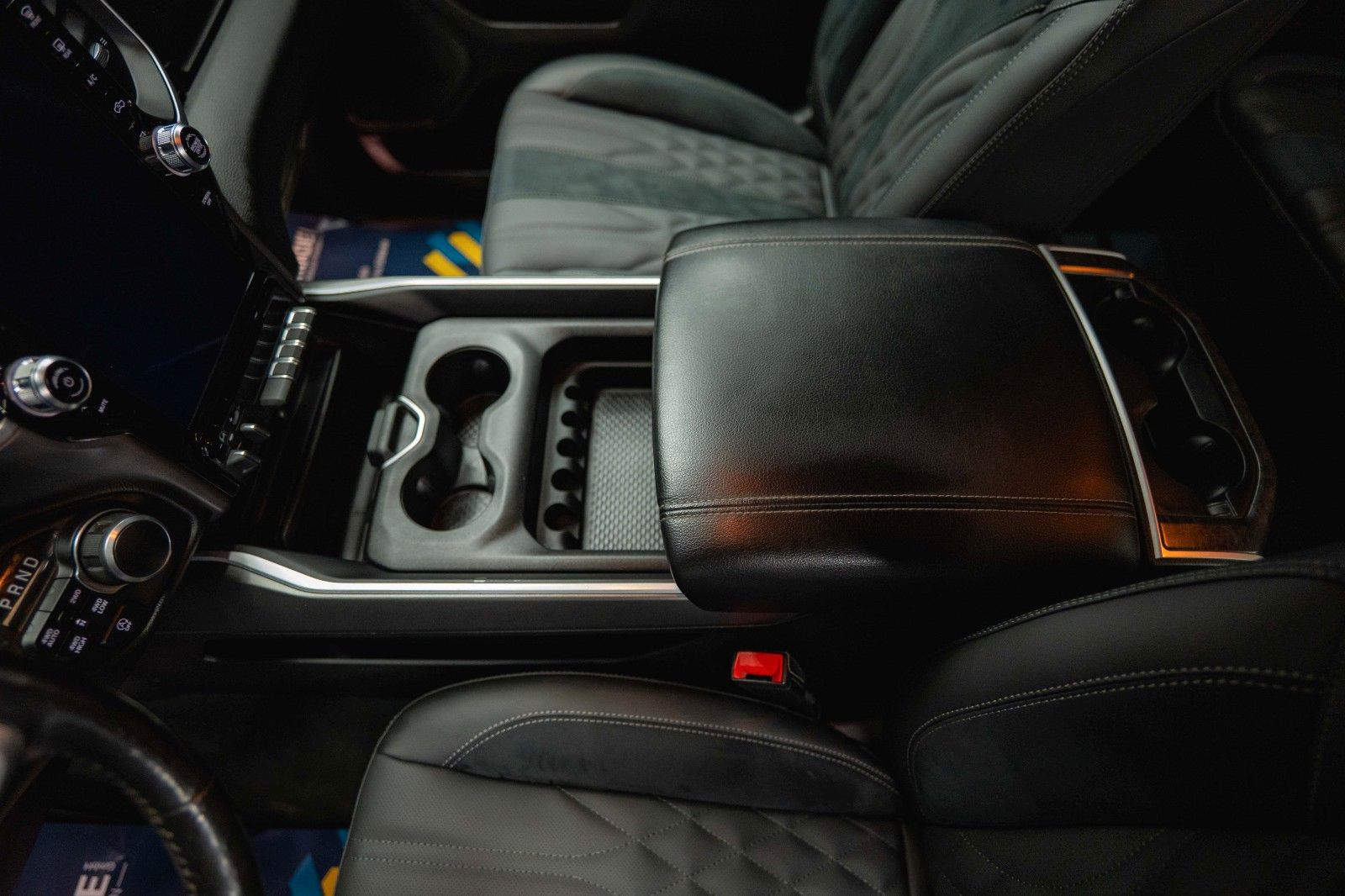 Fahrzeugabbildung Dodge RAM 5.7 V8 HEMI 4x4 Offroad Night Limited 19%