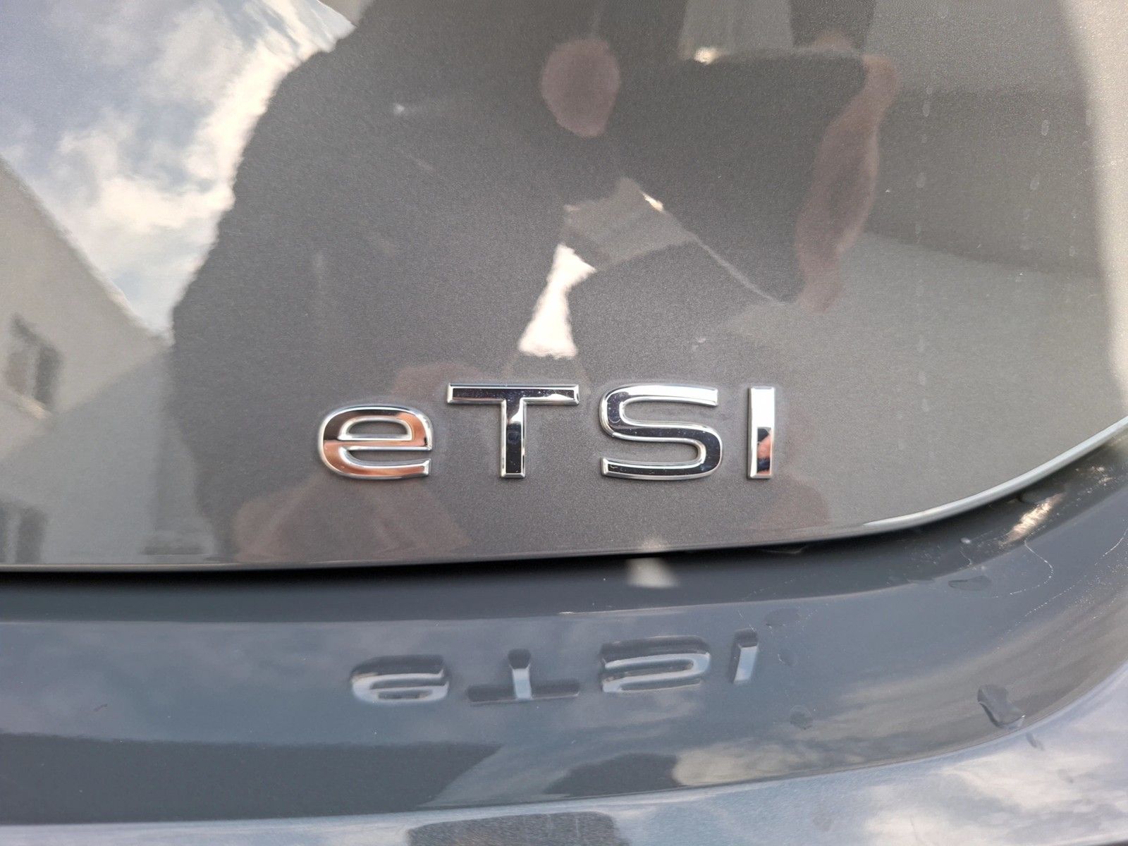 Fahrzeugabbildung Volkswagen Golf VIII Variant eTSI Life DSG LED AHK Navi AID