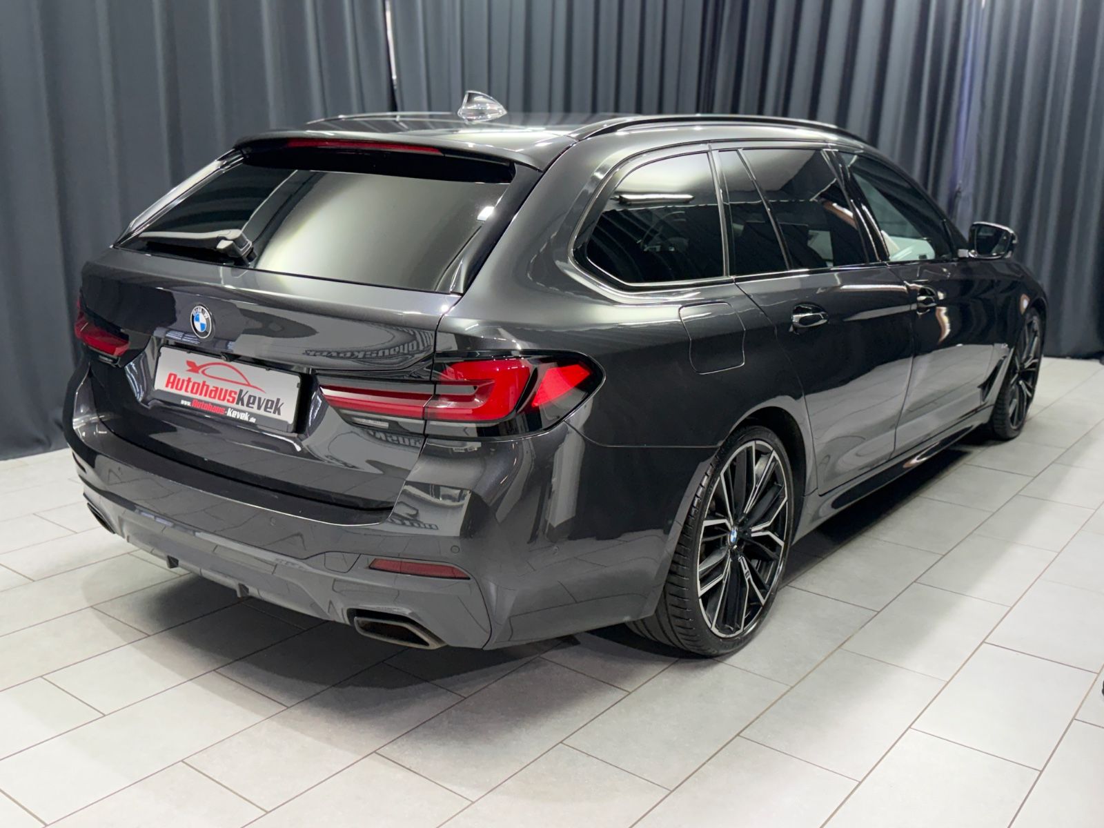 Fahrzeugabbildung BMW 540d xDrive M Sport|LASER|PANO|20"|AHK|ACC|VOLL