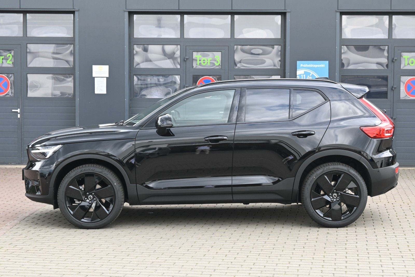 Fahrzeugabbildung Volvo XC40 B3 Plus Black Edition*LED*360*H&K*BLIS*20"