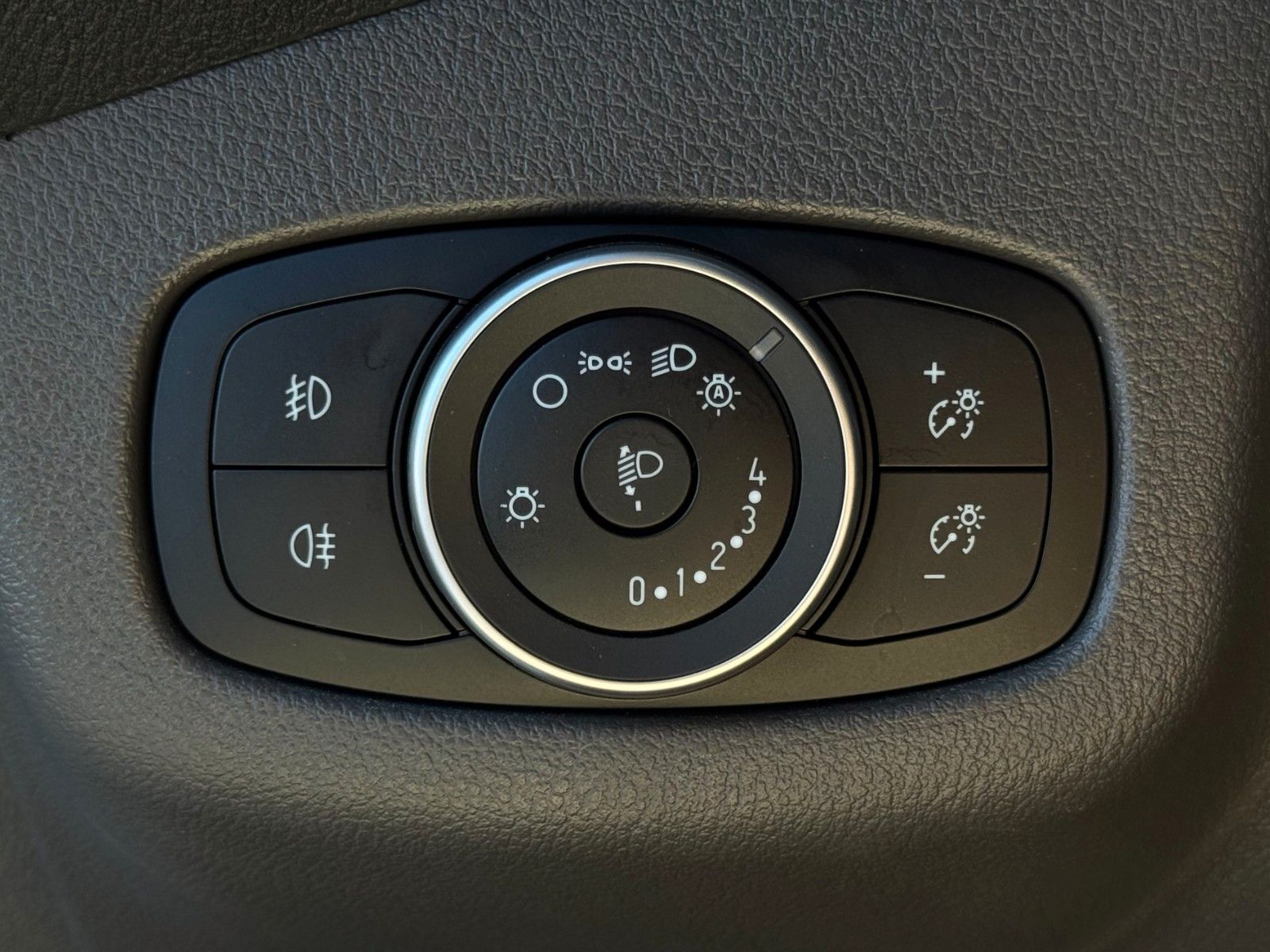 Fahrzeugabbildung Ford Transit Connect 230 L2 Autm. Trend 4d AHK