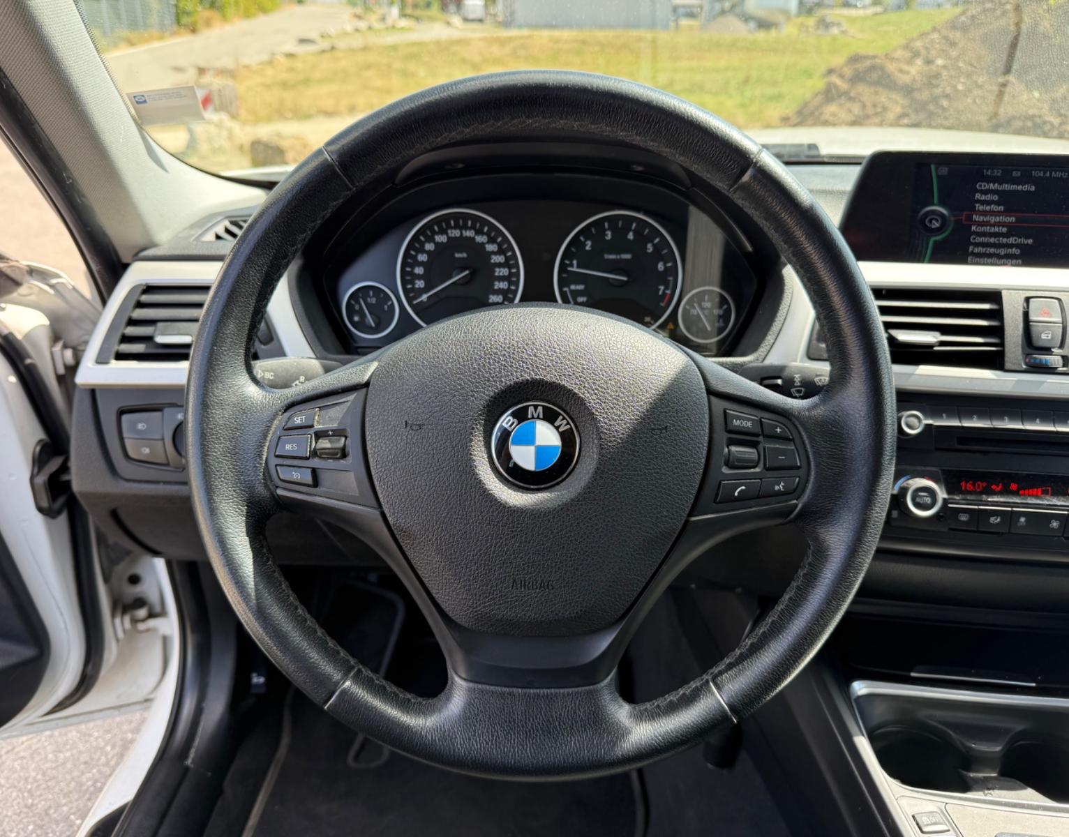 BMW 320 2013 — photo 17