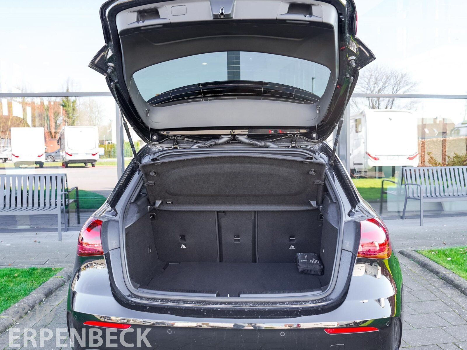 Fahrzeugabbildung Mercedes-Benz A 250 4MATIC AMG Line/Pano/Distro/360